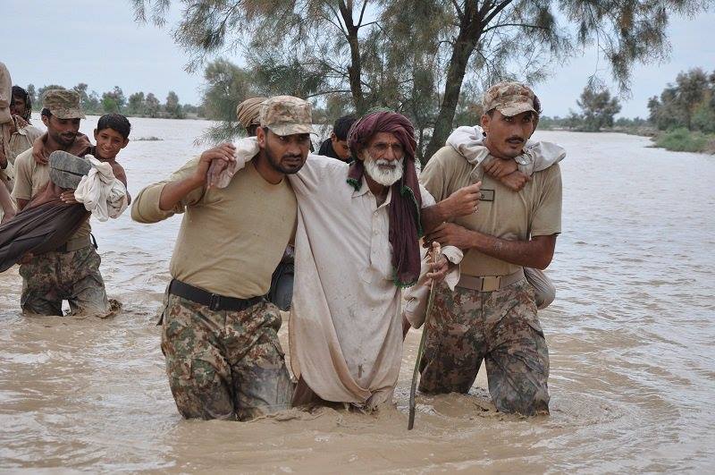 Pakistan Army Helping Flood Victims - Pakistan Images & Photos