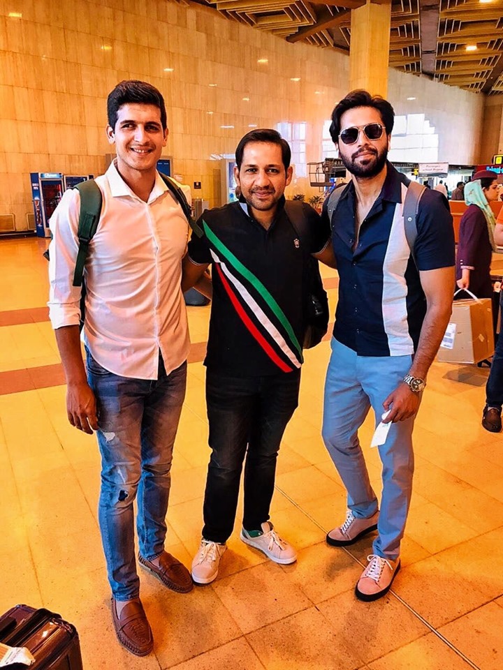 Sarfaraz Ahmed & Mir Hamza Meet Pakistani Actor Fahad Mustafa At Karachi Airport