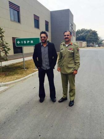 Shahid Afridi Meets COAS General Raheel Sharif, Visits GHQ
