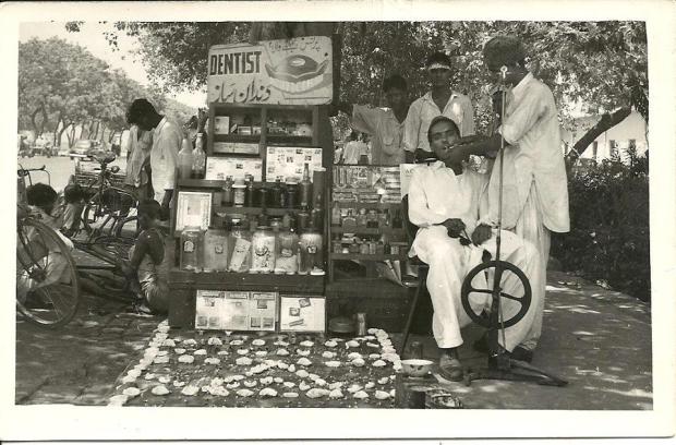 Street Dentist Karachi in 1950s - Pakistan Images & Photos