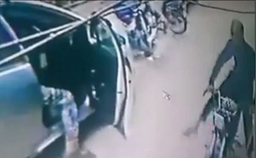 Thieves Stealing Car Parts In Less Than 2 Minutes In Defence Karachi