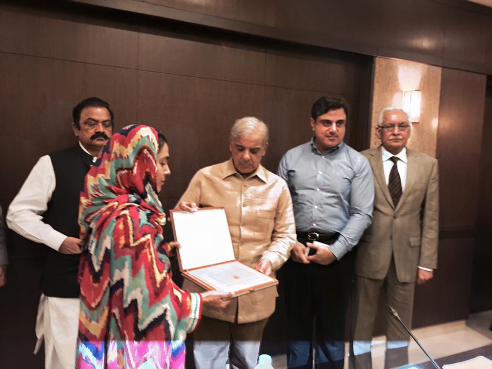 Ayesha Mumtaz Receiving Award From CM Punjab