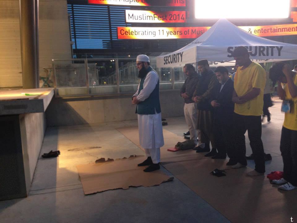 Junaid Jamshed Doing Imamat At Muslimfest Canada