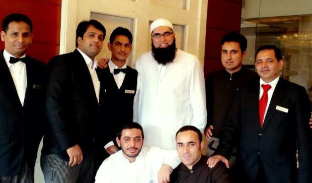 Junaid Jamshed With Staff Of Makkah Hilton Towers