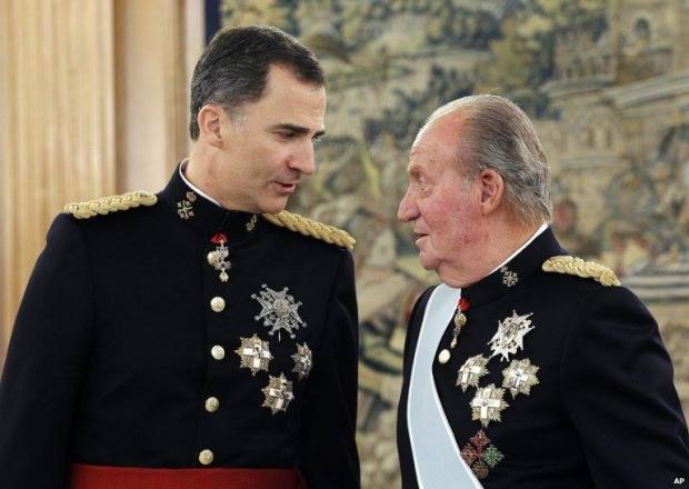 King Felipe Receives Royal Sash From His Father