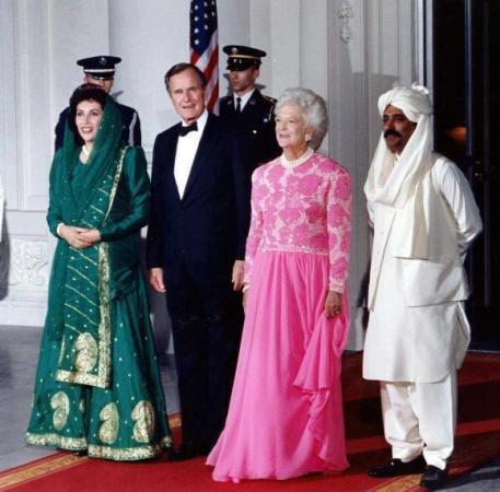 Memorable picture of Benazir & Asif zardari along with Mr & Mrs Bush