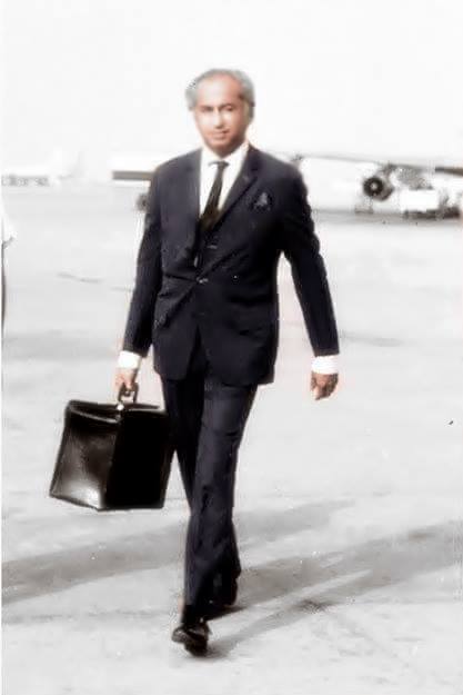 Rare Photo - Zulfiqar Ali Bhutto carrying his luggage bag