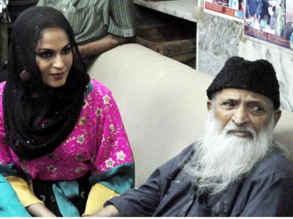 Veena Malik Met With Abdul Sattar Edhi