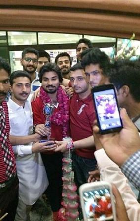 Zamad Baig At Lahore Airport With His Family