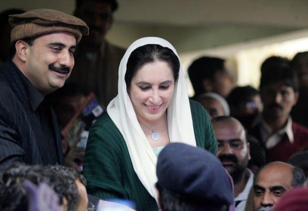 Zamurd Khan Islamabad Hero - Famous Pics With Shaheed Benazir Bhutto