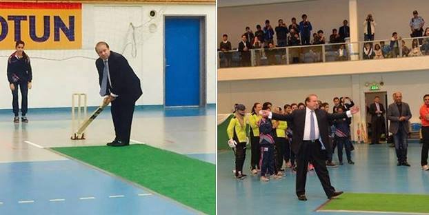 Mian Nawaz Sharif Playing Cricket With Children