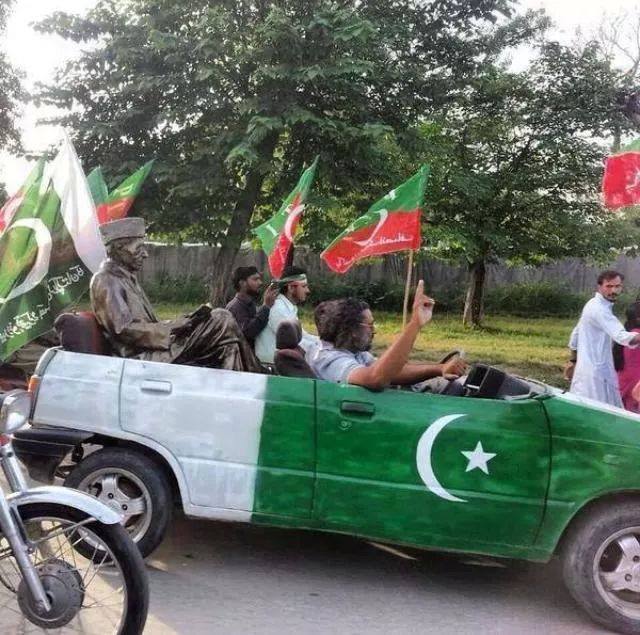 See who is in the Back Seat