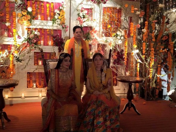 Sharmila Farooqi Mayoon Mehndi Pic With Father & Mothers