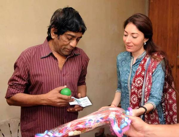 Sharmila Farooqi give Rs 4 Lac Cheque to Majid Jahangir