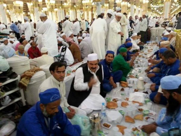 Sheikh Rasheed Ahmad Doing Aftari in Masjid Nabvi PBUH