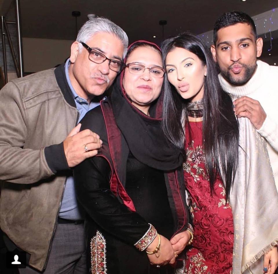 Boxer Aamir Khan With His Family