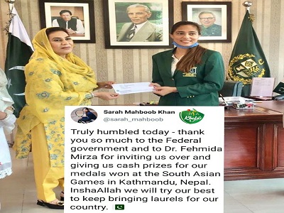 Dr Fehmida Mirza Presenting Cheque To Tennis Star Sarah Mehboob On Winning Medal At 13th South Asian Games 2019