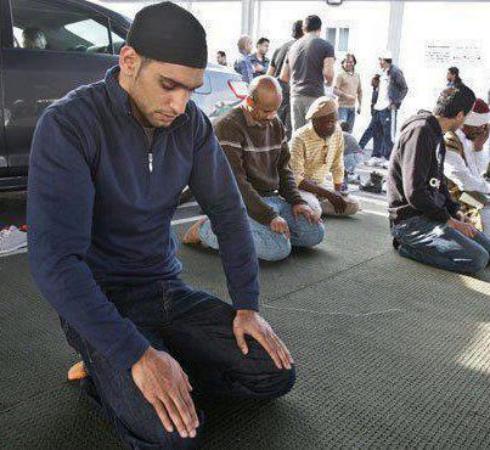 Imran Khan Offering Prayer